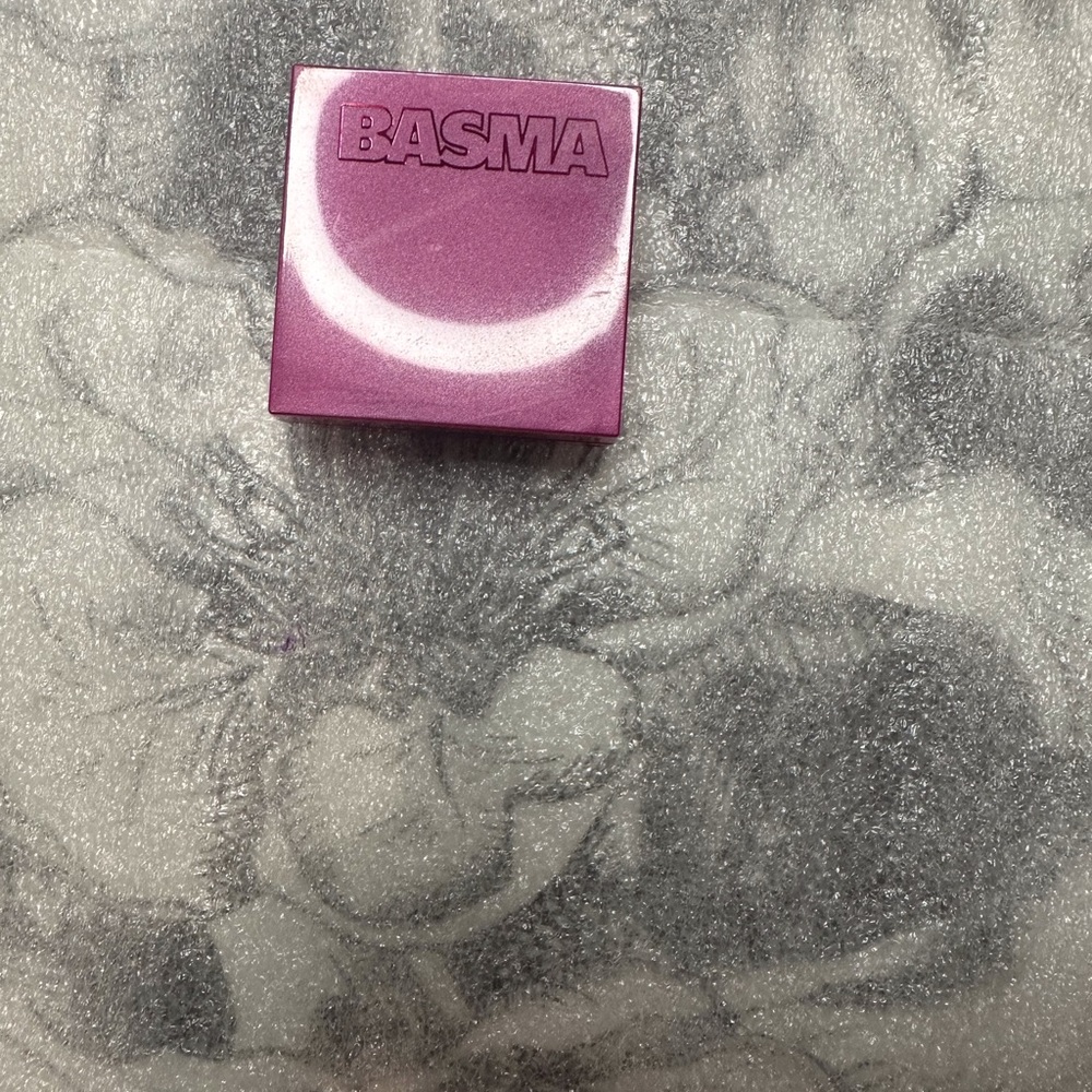 Has a- mini cream blush in cherry red